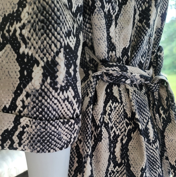 Focus 2000 Women's Petite Snake Print Trench Blazer Size 12 - Picture 3 of 10